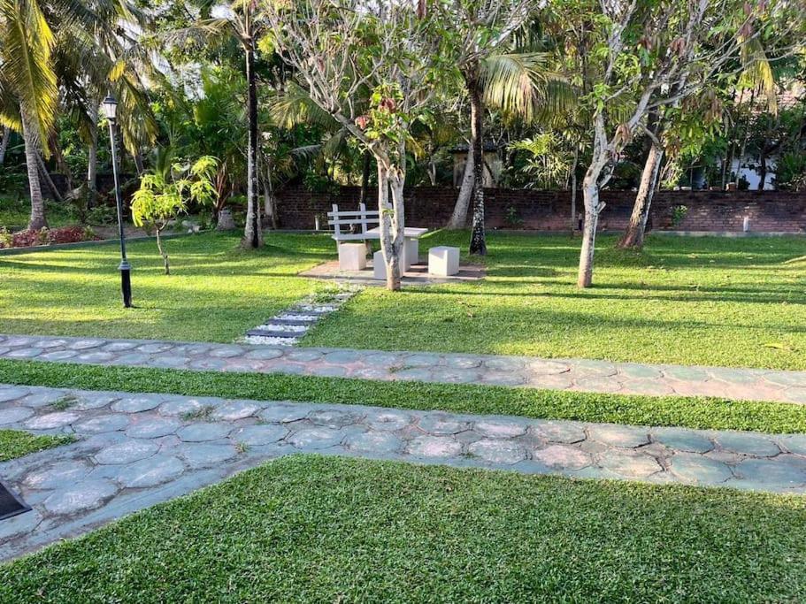Dona's In Pamunugama Villa