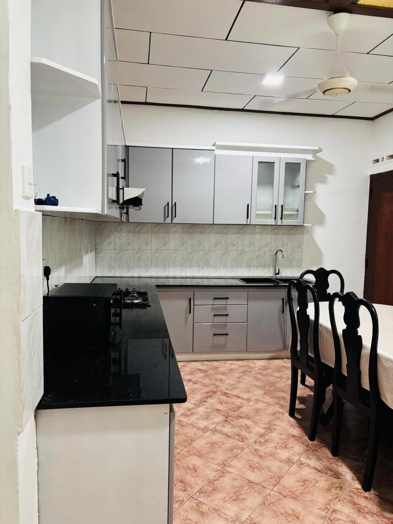 Dona's In Pamunugama Negombo
