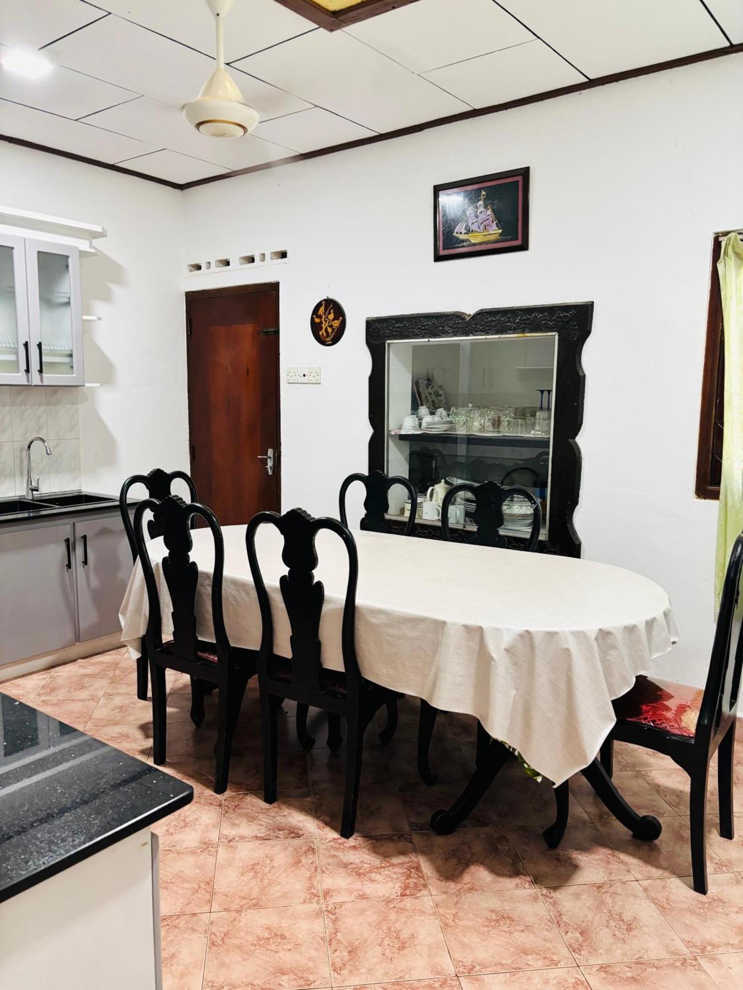 Dona's In Pamunugama Villa